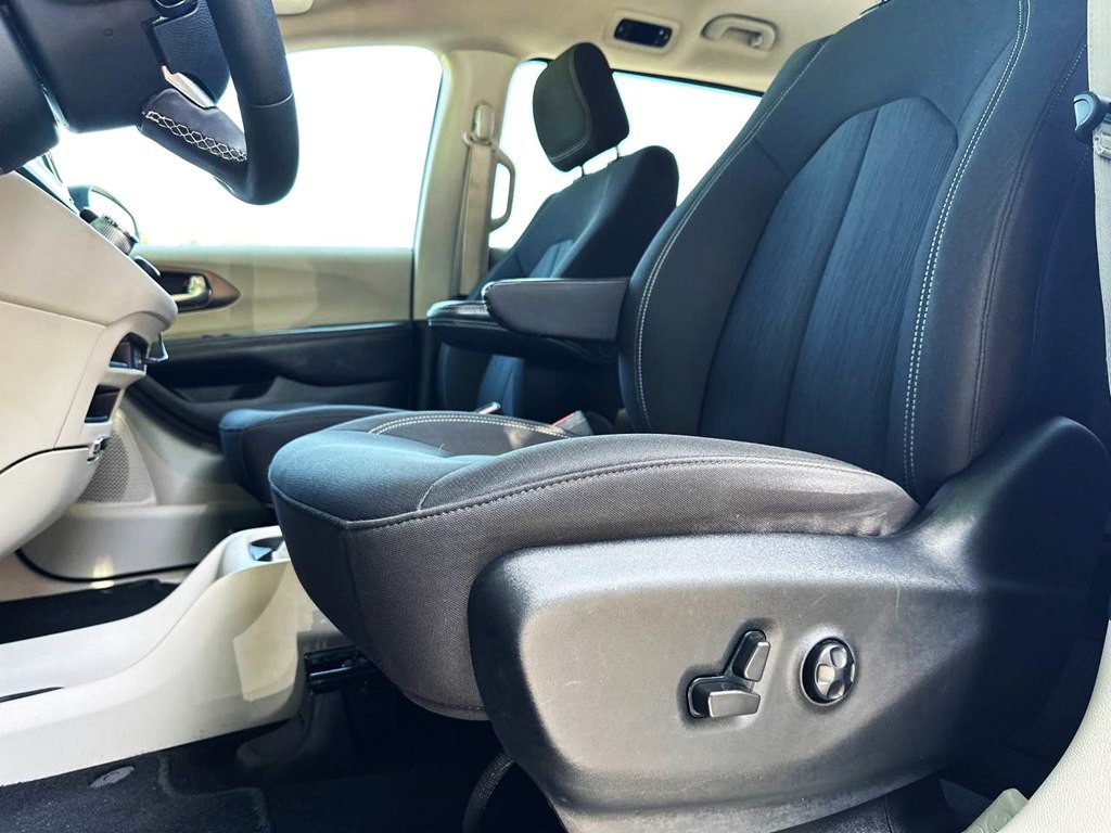 2022 Chrysler Voyager Image 16