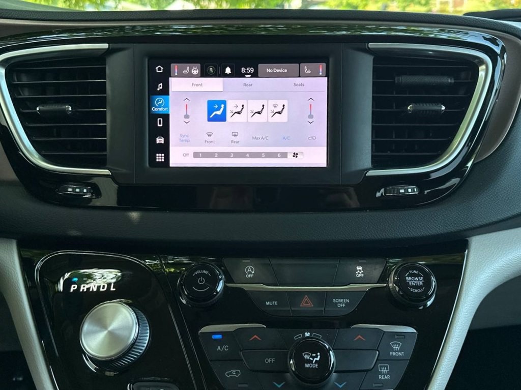2022 Chrysler Voyager Image 27