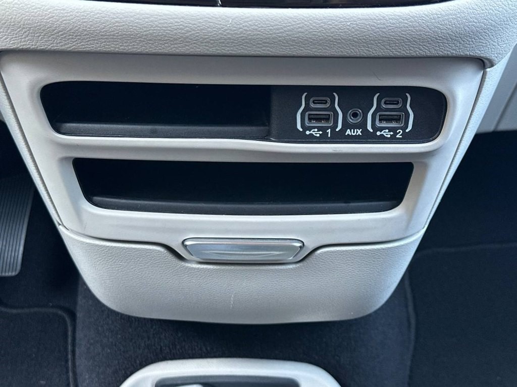 2022 Chrysler Voyager Image 30