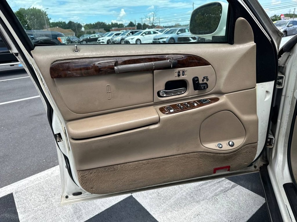 1999 Lincoln Town Car Image 10