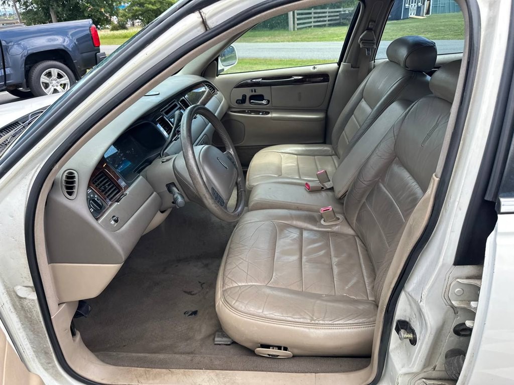 1999 Lincoln Town Car Image 11