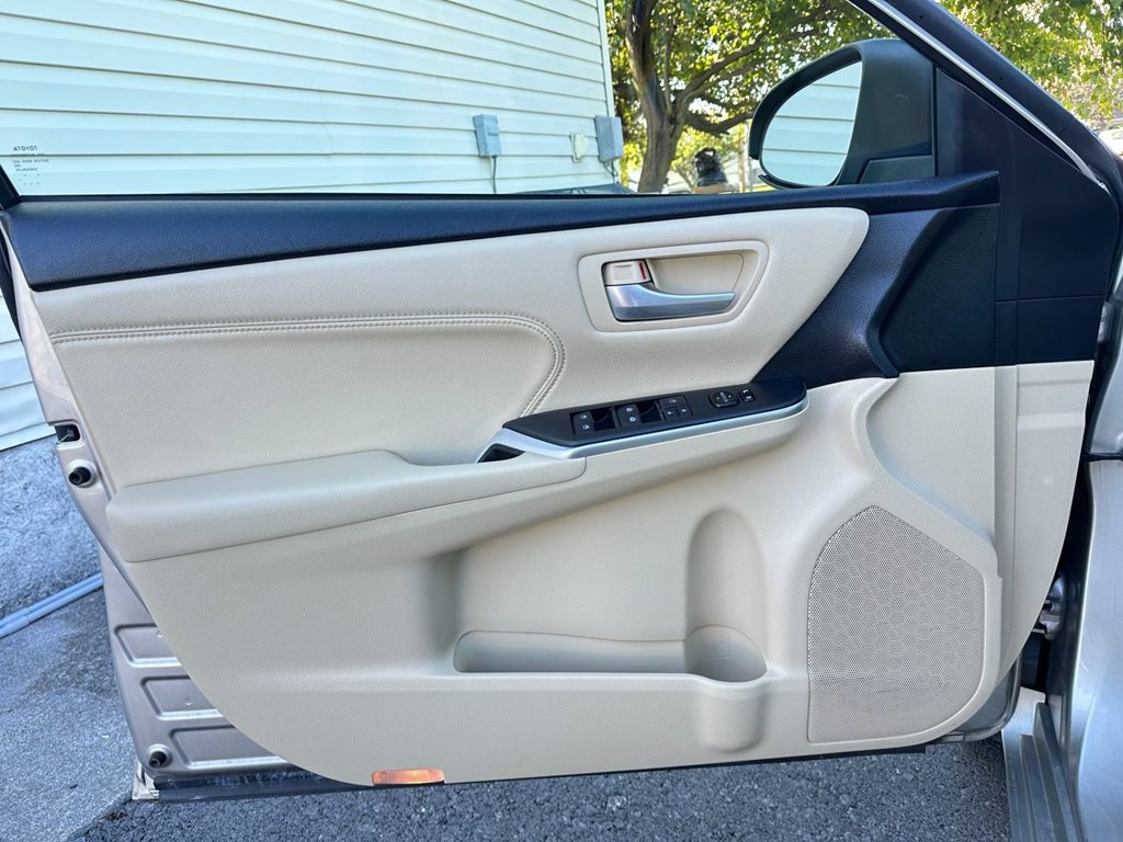 2016 Toyota Camry Image 15