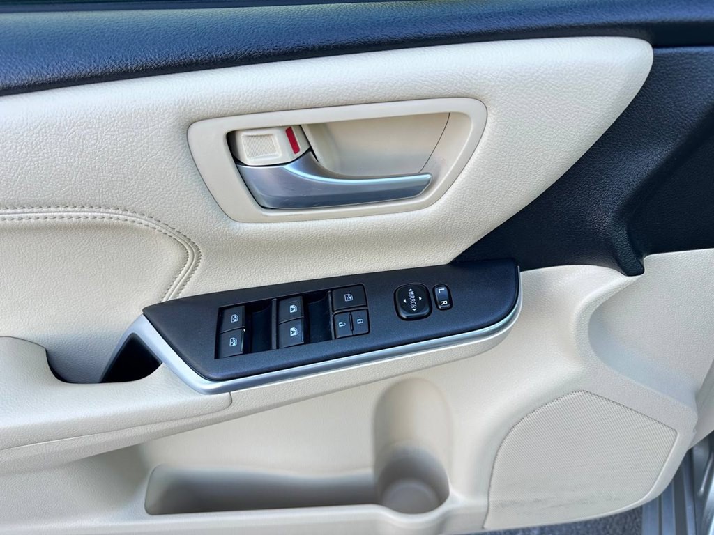 2016 Toyota Camry Image 16