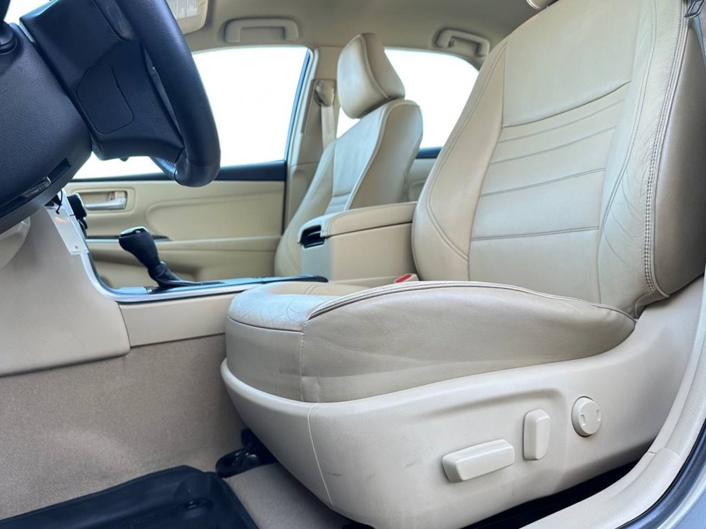 2016 Toyota Camry Image 18