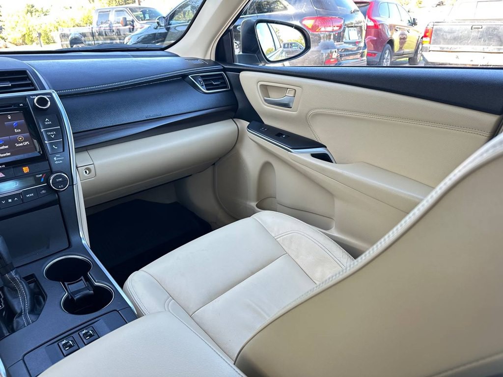 2016 Toyota Camry Image 32