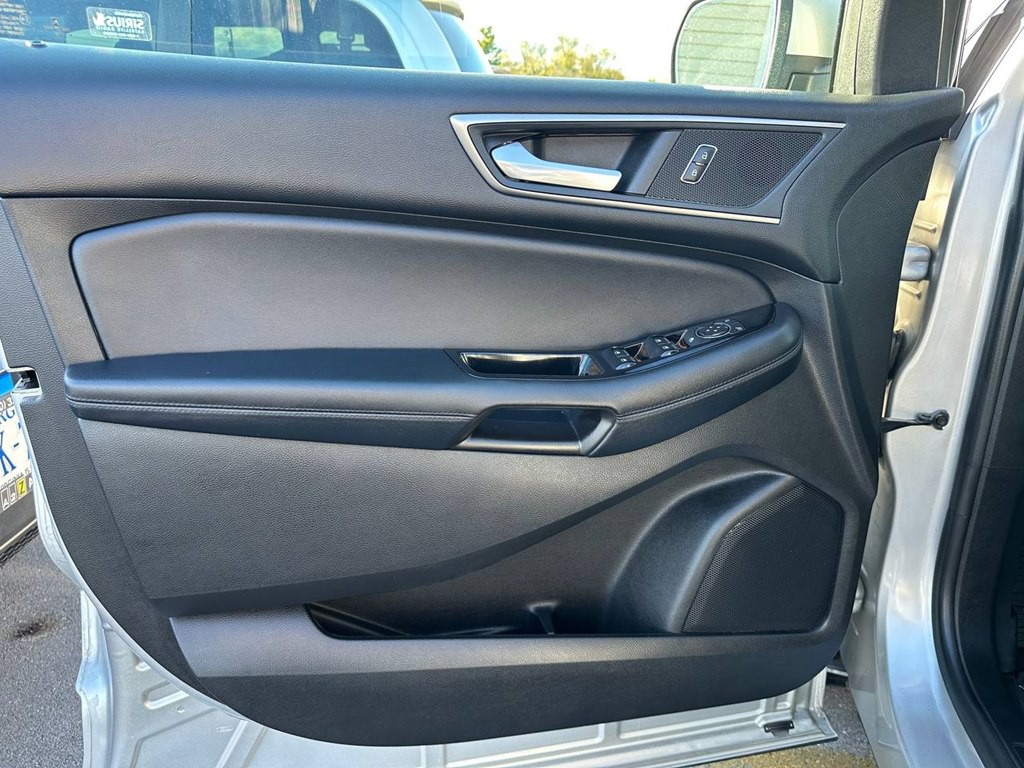 2017 Ford Edge Image 16