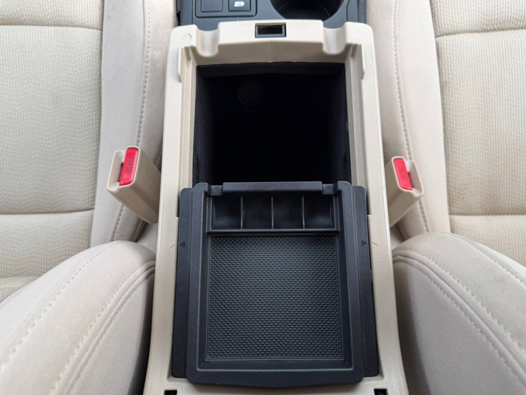 2016 Subaru Legacy Image 28