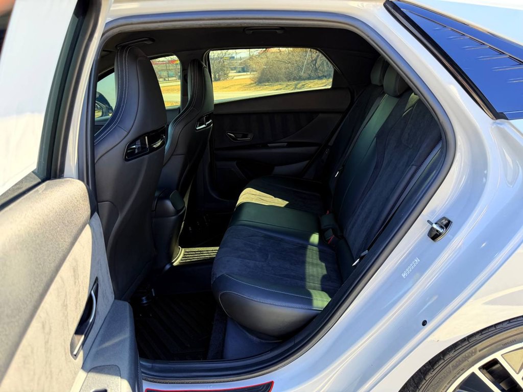 2022 Hyundai Elantra Image 39