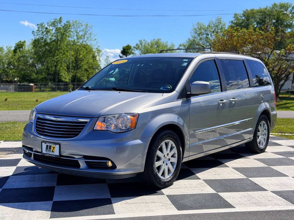 2015 Chrysler Town & Country Image 2