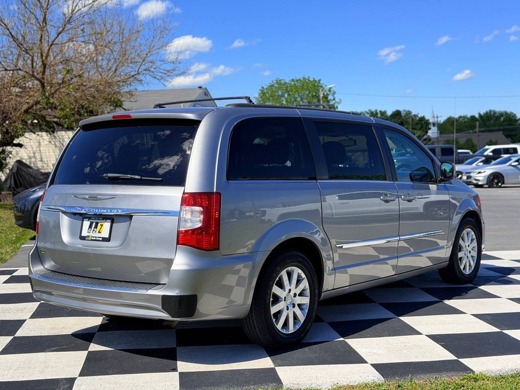 2015 Chrysler Town & Country Image 5