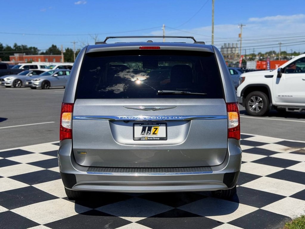 2015 Chrysler Town & Country Image 6