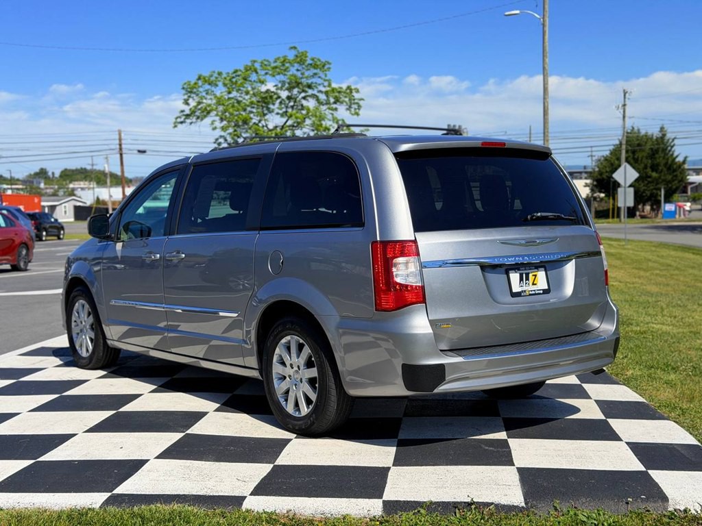 2015 Chrysler Town & Country Image 7