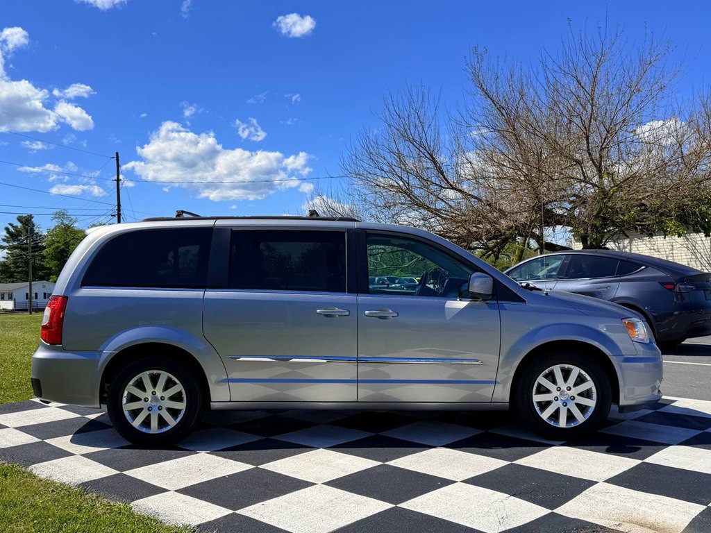 2015 Chrysler Town & Country Image 8