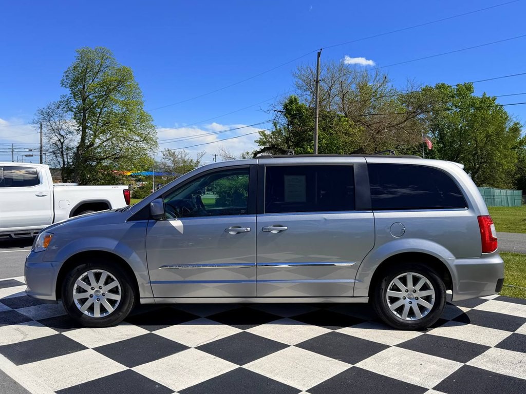 2015 Chrysler Town & Country Image 9