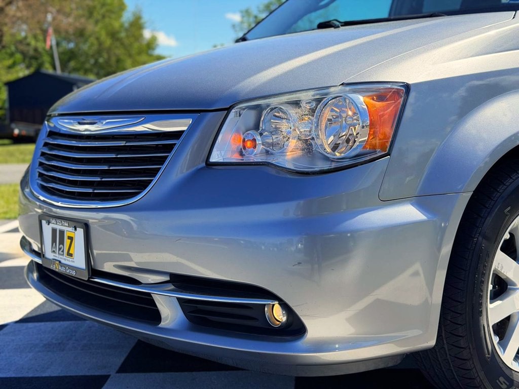 2015 Chrysler Town & Country Image 10