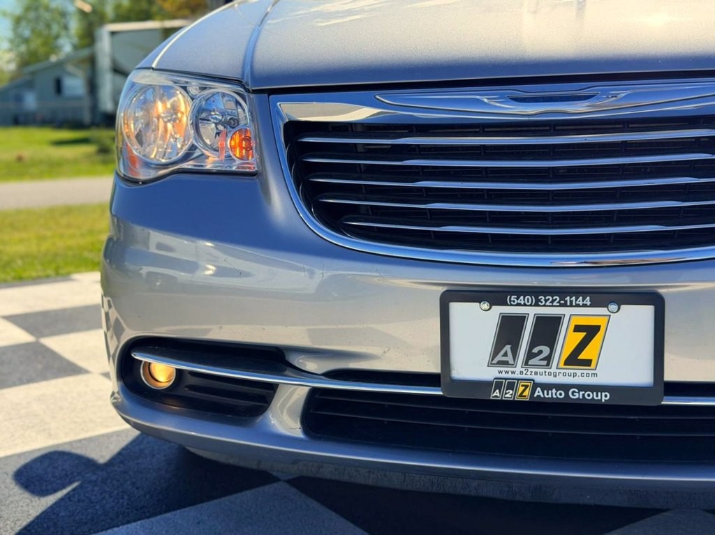 2015 Chrysler Town & Country Image 11