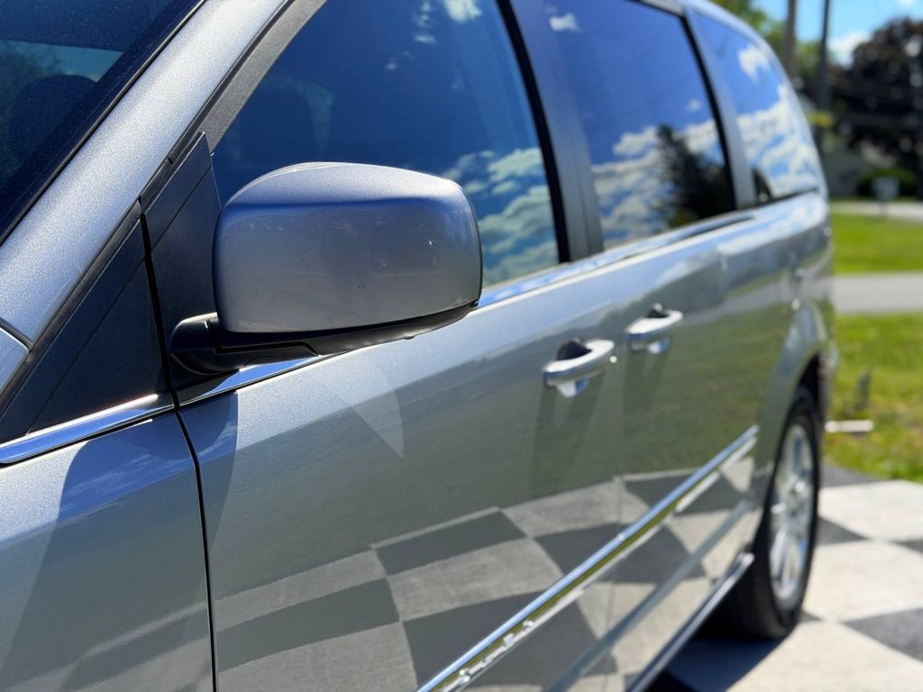 2015 Chrysler Town & Country Image 12