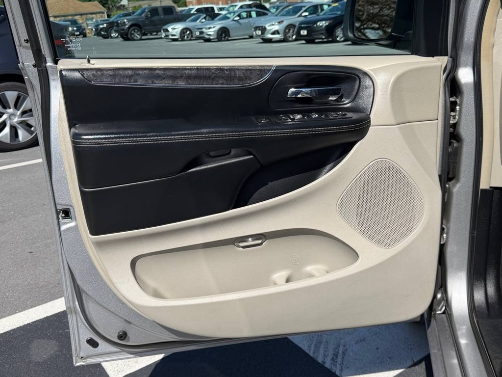 2015 Chrysler Town & Country Image 15