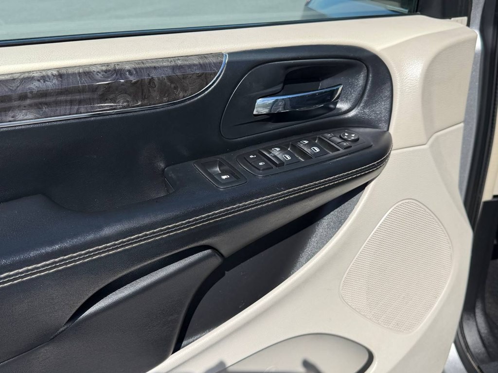 2015 Chrysler Town & Country Image 16