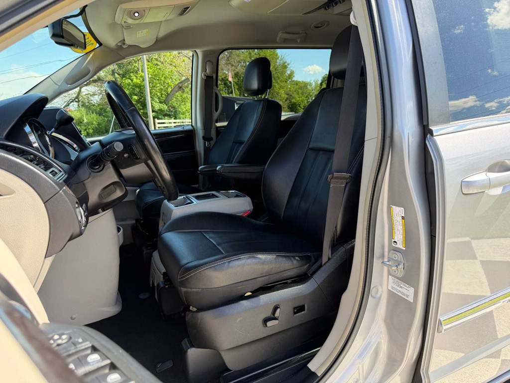 2015 Chrysler Town & Country Image 17