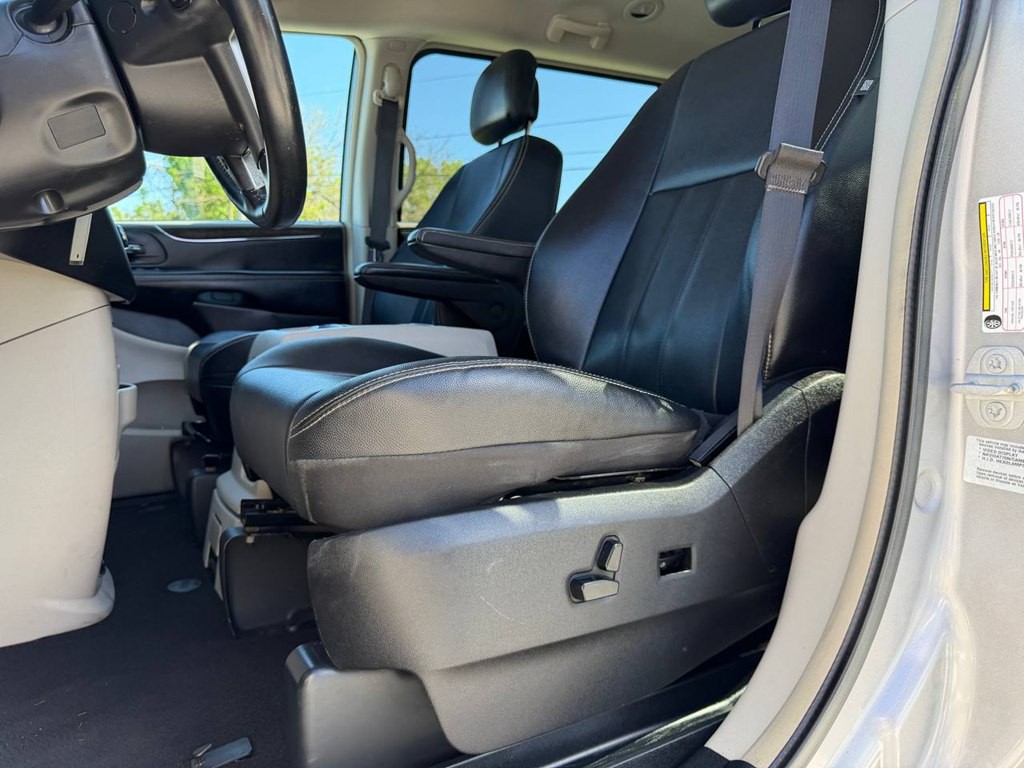 2015 Chrysler Town & Country Image 18