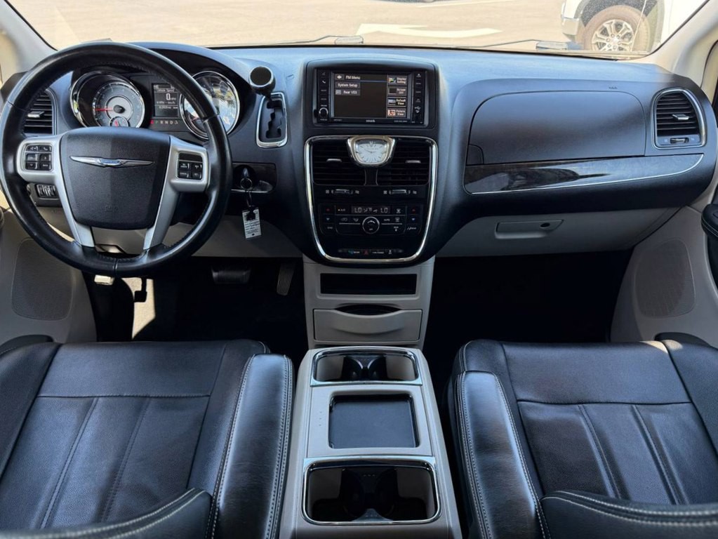 2015 Chrysler Town & Country Image 19