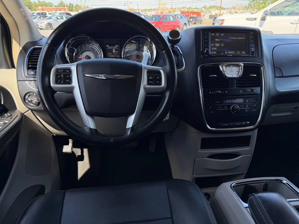 2015 Chrysler Town & Country Image 20