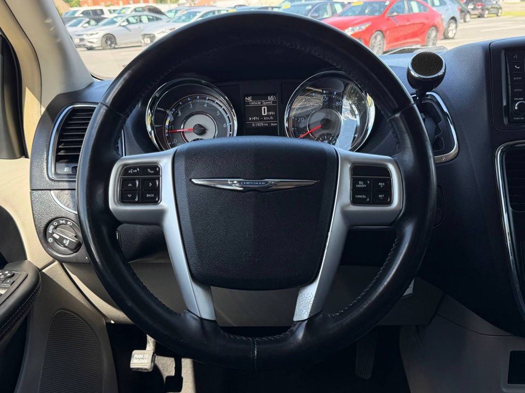 2015 Chrysler Town & Country Image 21