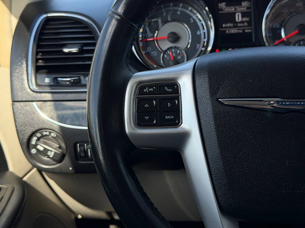 2015 Chrysler Town & Country Image 22
