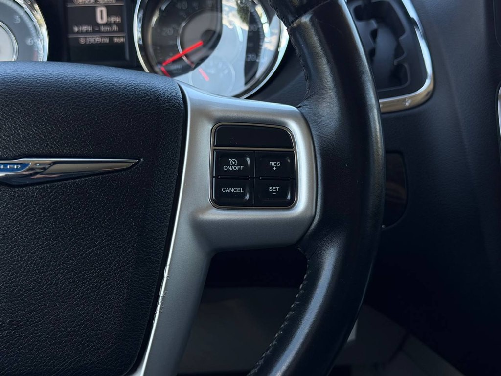 2015 Chrysler Town & Country Image 23