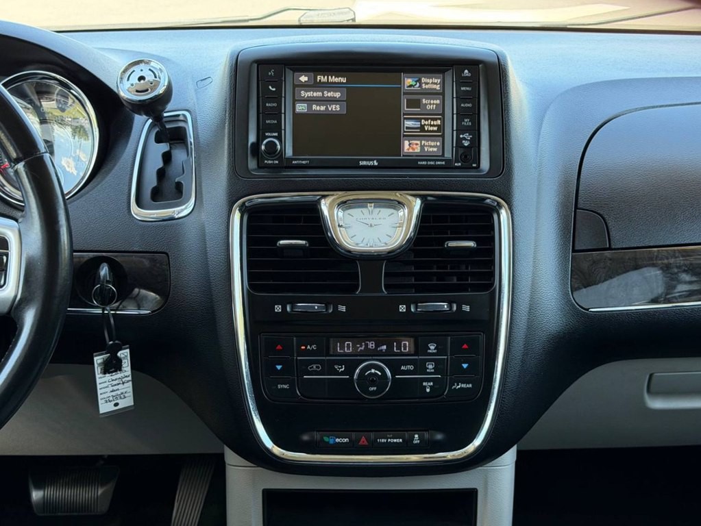 2015 Chrysler Town & Country Image 25