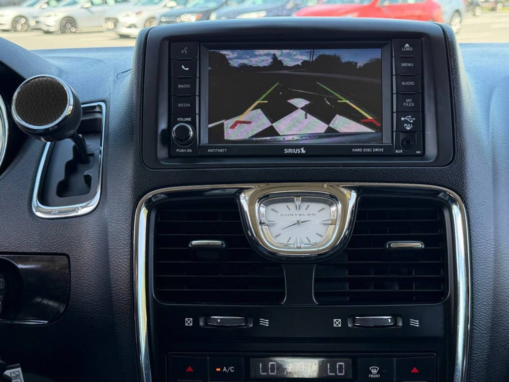 2015 Chrysler Town & Country Image 26