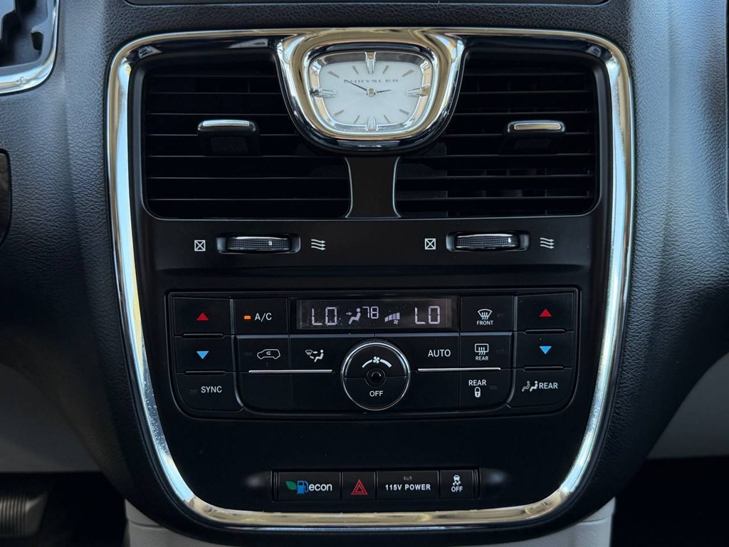 2015 Chrysler Town & Country Image 28