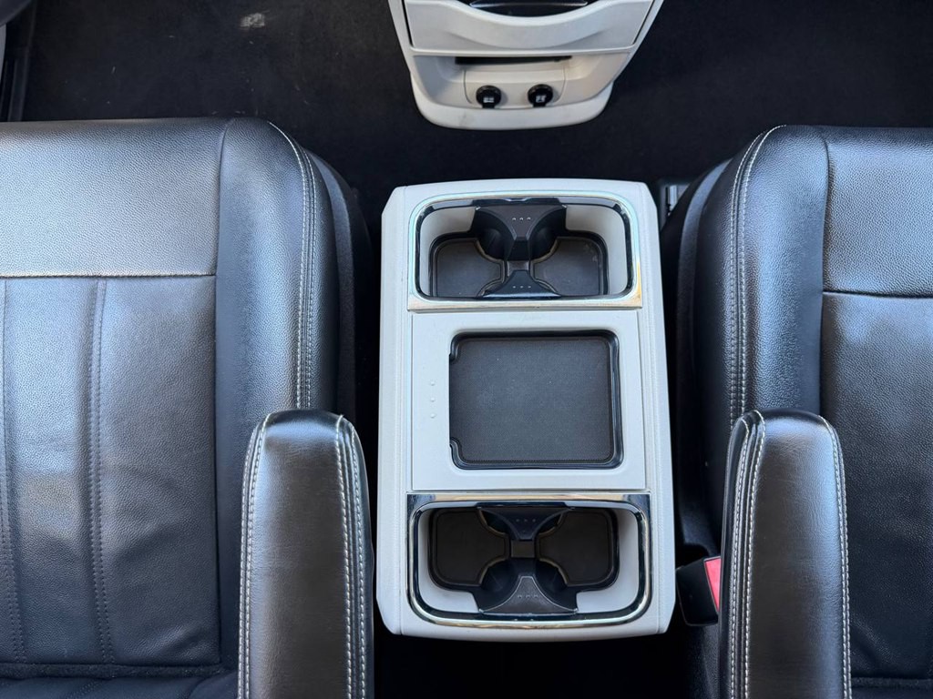 2015 Chrysler Town & Country Image 29