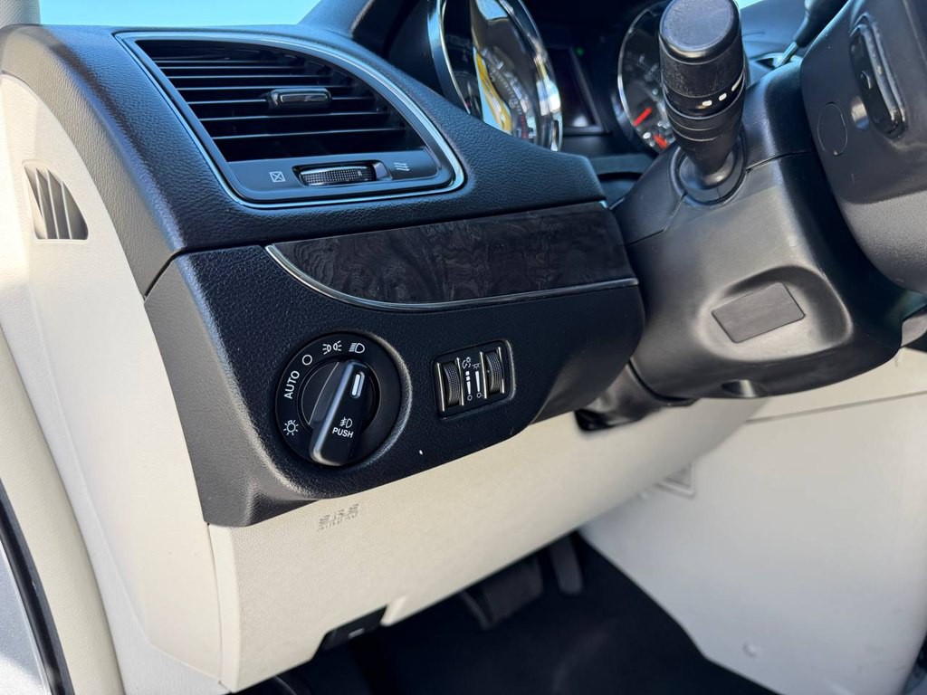 2015 Chrysler Town & Country Image 31