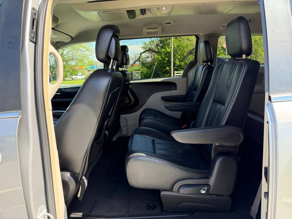 2015 Chrysler Town & Country Image 33