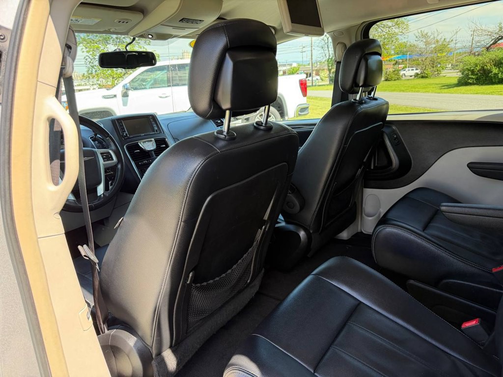 2015 Chrysler Town & Country Image 34