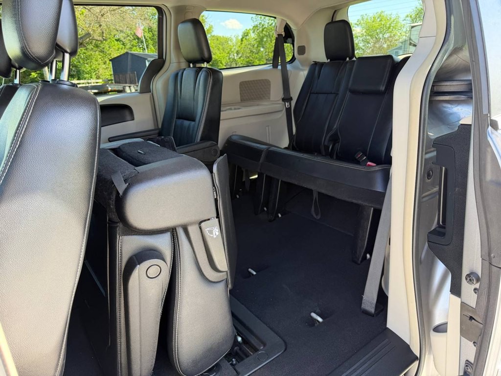 2015 Chrysler Town & Country Image 35