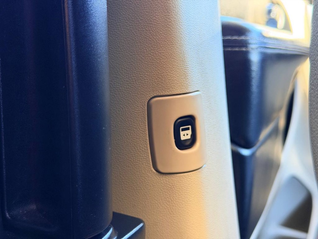 2015 Chrysler Town & Country Image 36