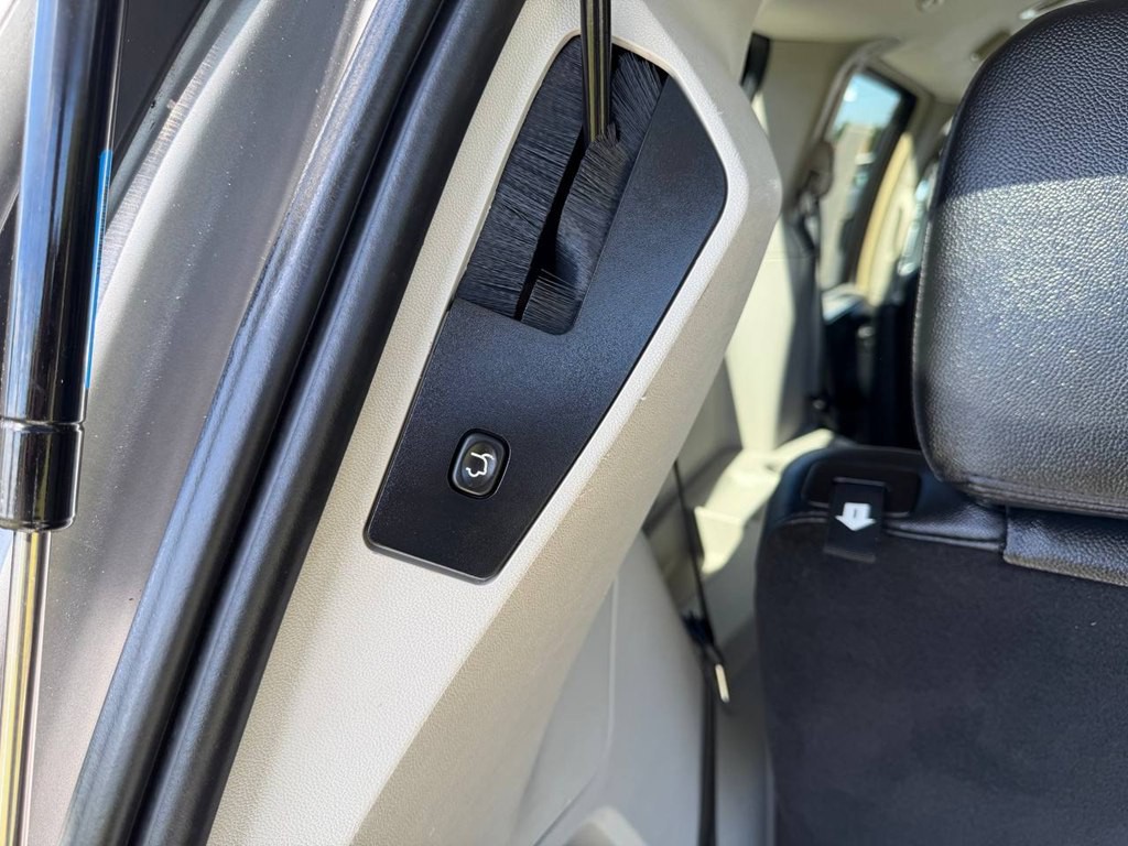 2015 Chrysler Town & Country Image 38