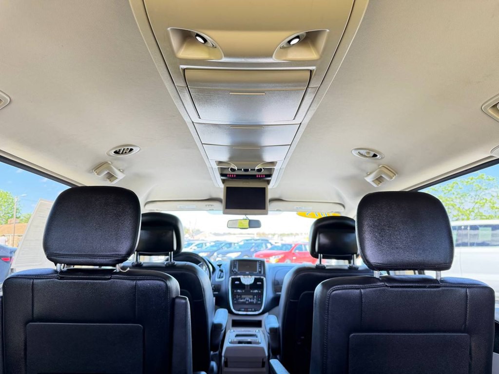 2015 Chrysler Town & Country Image 39