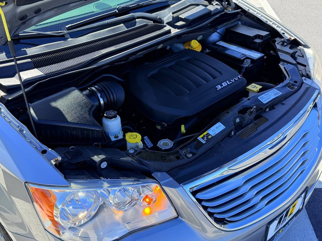 2015 Chrysler Town & Country Image 40