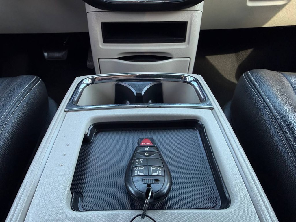 2015 Chrysler Town & Country Image 41