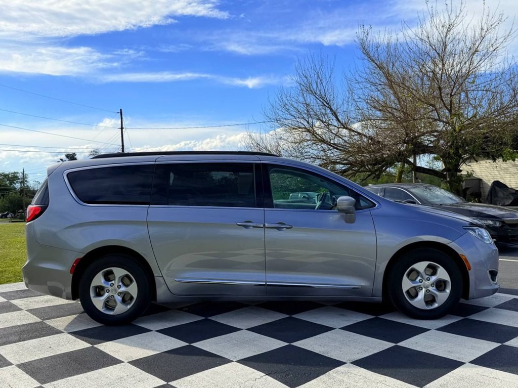 2017 Chrysler Pacifica Image 8