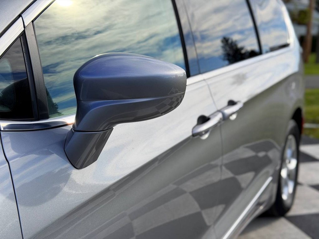 2017 Chrysler Pacifica Image 12