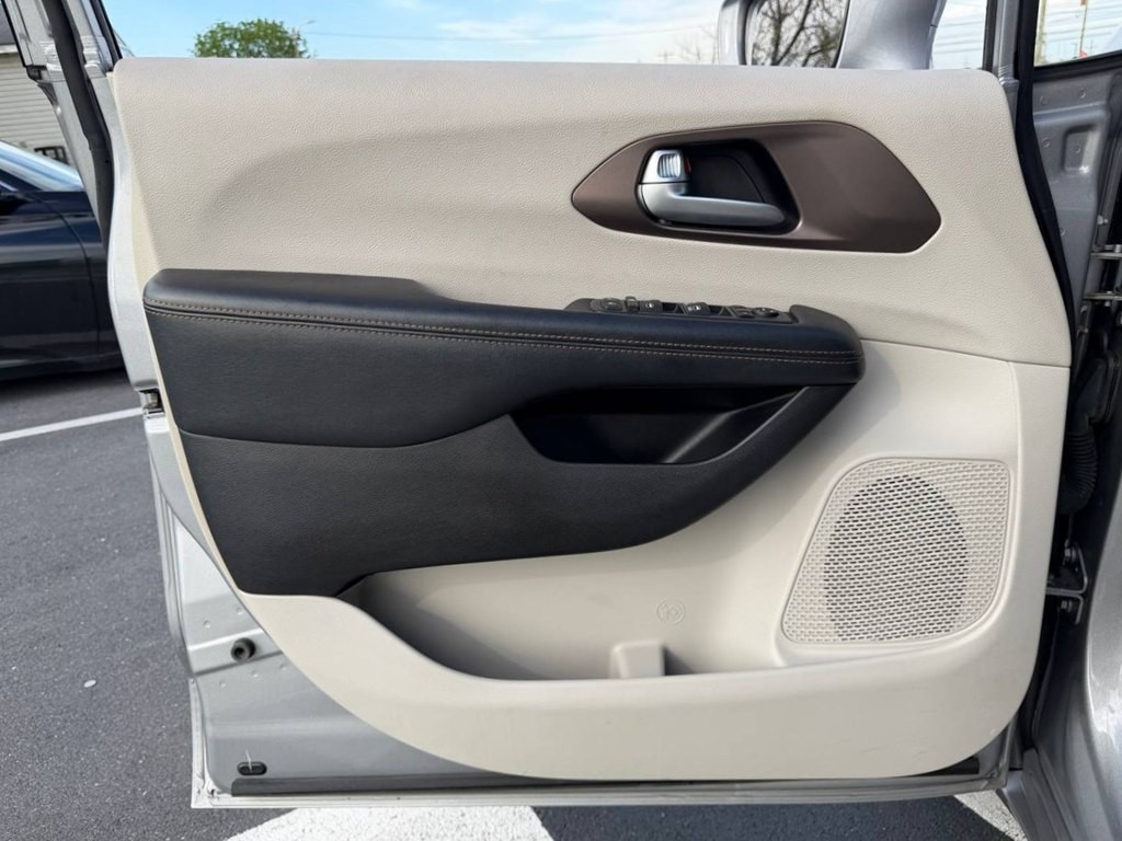2017 Chrysler Pacifica Image 16