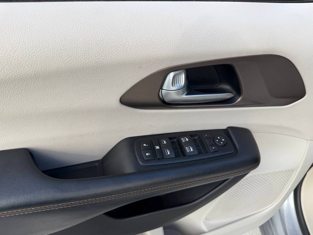 2017 Chrysler Pacifica Image 17