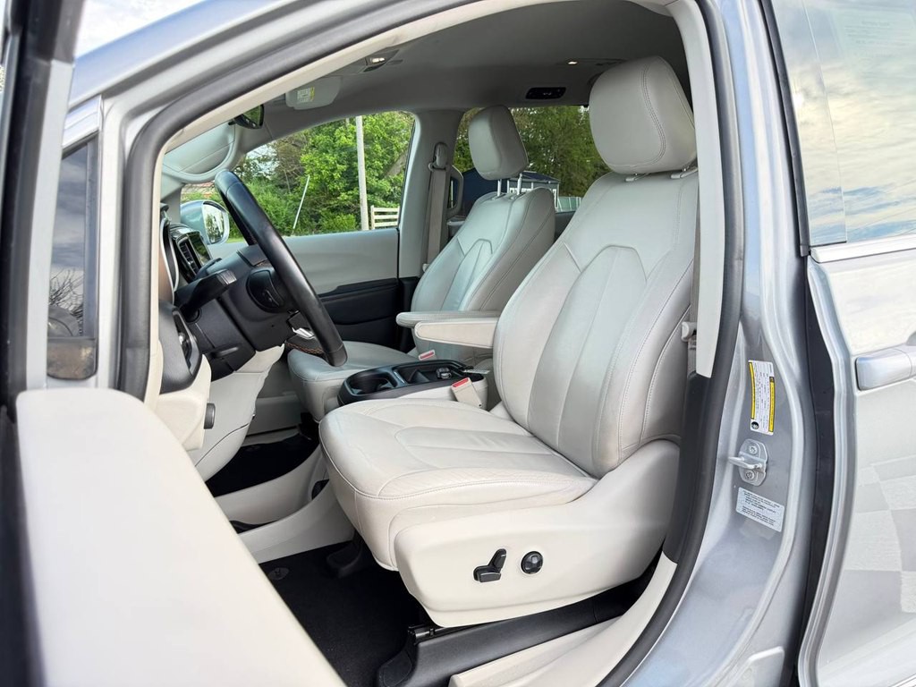 2017 Chrysler Pacifica Image 18