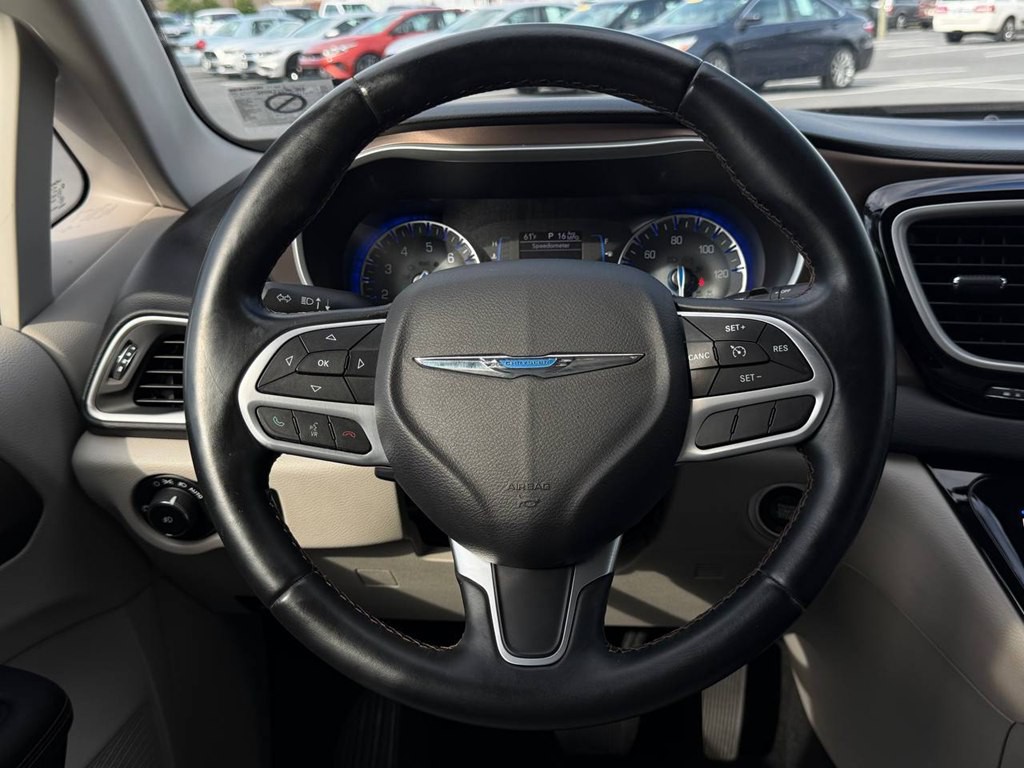 2017 Chrysler Pacifica Image 22