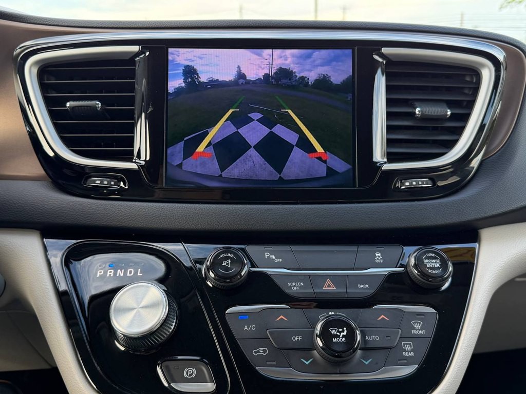 2017 Chrysler Pacifica Image 27